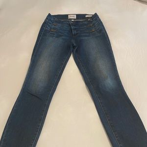 FRAME Le High Skinny. With button detail. Size 28. Medium / dark wash